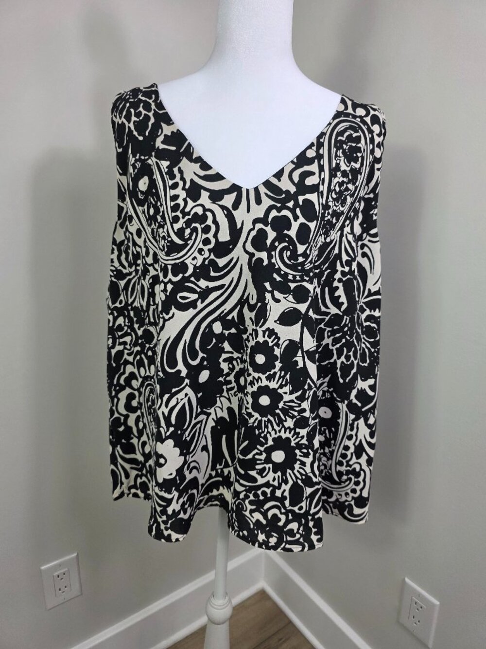 Nine Britton Black Cream Paisley Floral Sleeveless Tank Top V-Neck Size XL